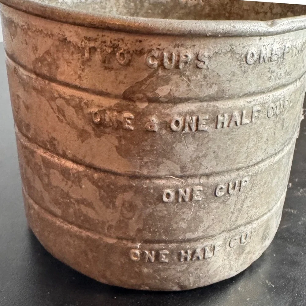 VTG USA Aluminum Measuring Cup Embossed Graduations Two Cup Capacity Farmhouse‎